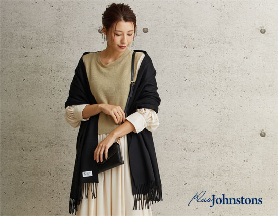 Johnstons（ジョンストンズ）カシミヤ大判ストール BLACK（ブラック）を羽織っているモデル